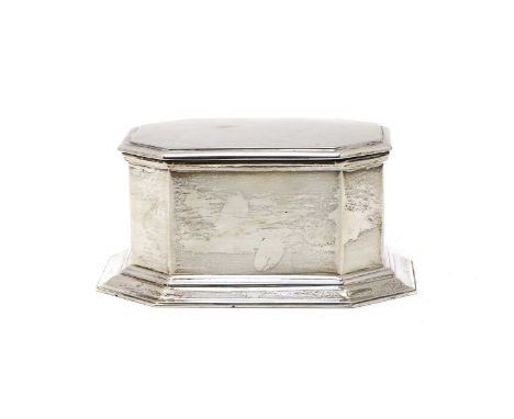 An octagonal silver box, by Crichton Brothers, London 1920, the moulded octagonal lid over a plain body on a stepped base, wi