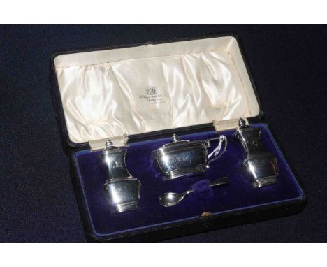 Cased silver cruet set by Henry Wilkinson, Birmingham 1913/14