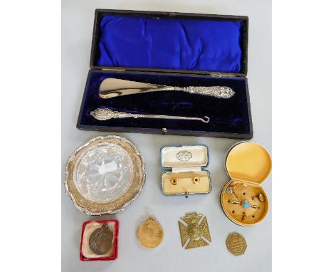 Cased 9ct gold shirt studs, together with silver handled shoe horn, silver handled button hook, commemorative medals