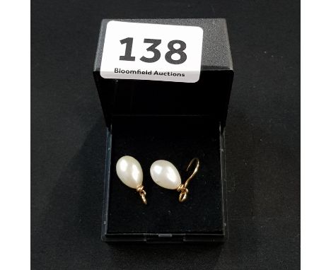PAIR OD PEARL AND GOLD EARRINGS 