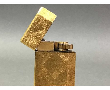 CARTIER LIGHTER in gilt metal caseOverall good condition, no major noticeable damage, scratches present to top and bottom, sm