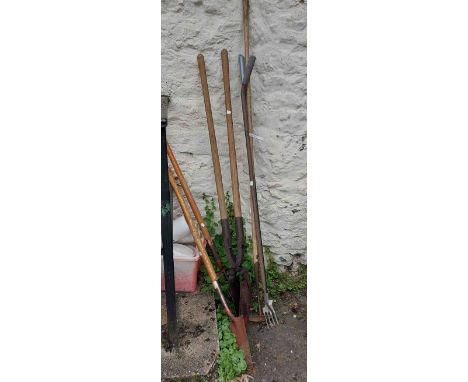 A quantity of vintage garden tools