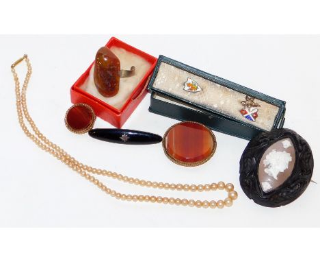 A group of jewellery and effects, to include an Agate brooch, faux pearl necklace, a jet and cameo brooch, stick pins, etc. (