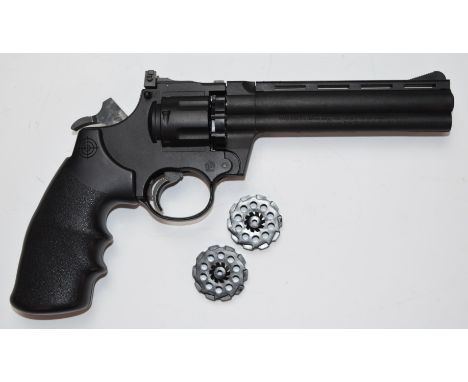 Crosman 357 .177 CO2 air pistol/ revolver with named and textured grips, three 10-shot magazines and 5.75 inch barrel, overal