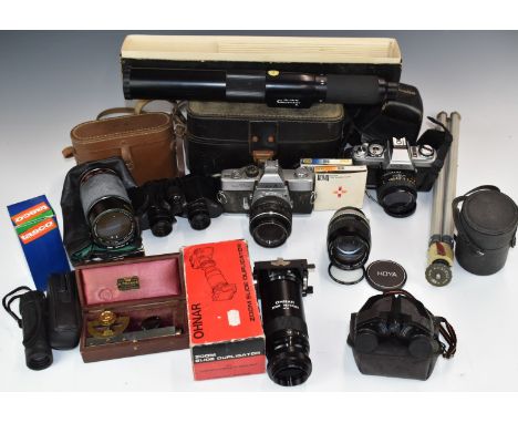 Cameras and optical collectables including two Minolta SLR examples comprising X-500 with 50mm 1:1.7 lens and SRT101 with Viv