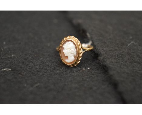 A 9ct Gold Cameo Ring 