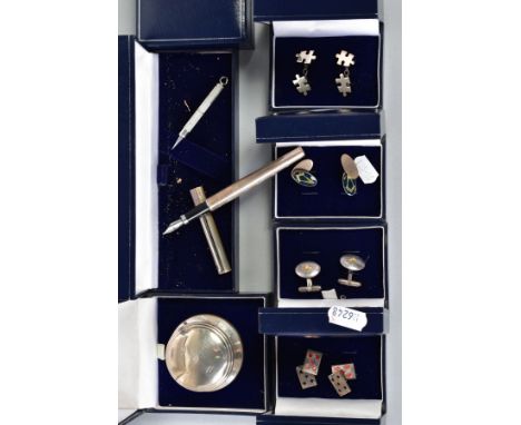 A SELECTION OF ITEMS to include a plain polished solid silver paperweight, with a Birmingham hallmark on top, a small engine 