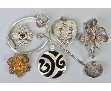 A SELECTION OF ITEMS, to include a silver floral engraved bangle, with push clasp and safety chain, with a Birmingham hallmar