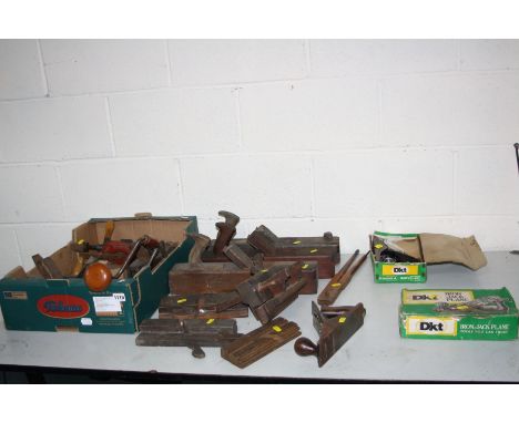 A TRAY CONTAINING VINTAGE WOOD WORKING TOOLS, including three wooden planes, wooden moulding planes, a plow plane, three meta