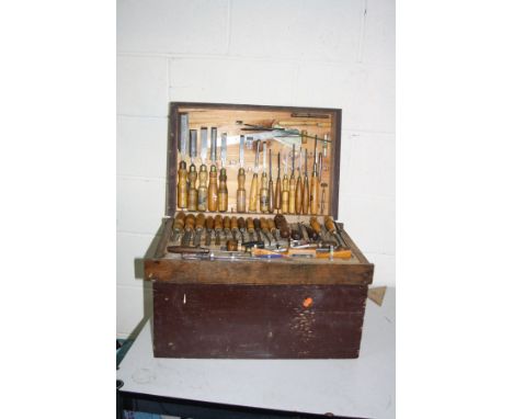 A WOODEN CARPENTERS TOOLBOX containing Marples chisels, rosewood marking gauges and squares, engineers marking tools, microme