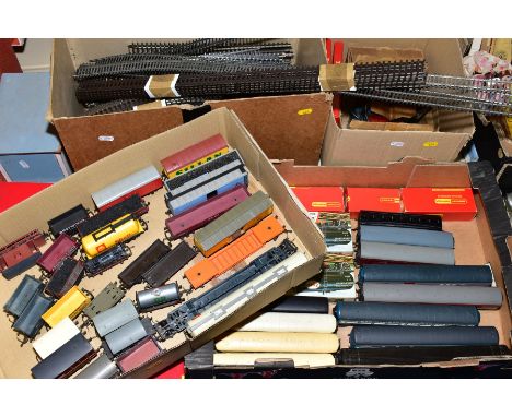 A QUANTITY OF BOXED AND UNBOXED AND ASSORTED OO &amp; HO GAUGE MODEL RAILWAY RAILING STOCK, TRACK AND ACCESSORIES, to include
