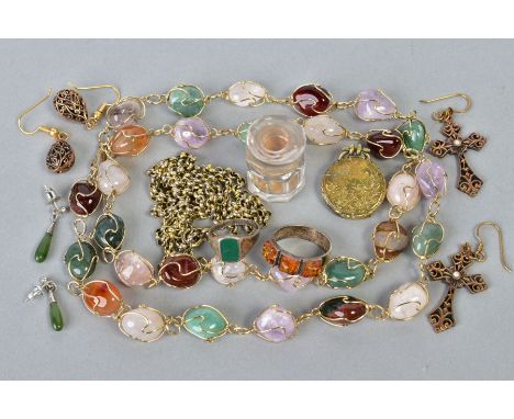 A SELECTION OF ITEMS, to include a yellow metal necklace designed with raw semi-precious gemstones such as amethyst, aventuri