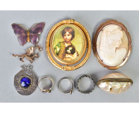 A SELECTION OF ITEMS, to include an oval cameo brooch depicting a lady in profile, a large double view swivel portrait pendan