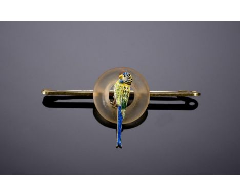 A FROSTED CRYSTAL AND GOLD AND TRANSLUCENT ENAMEL BUDGERIGAR BAR BROOCH, C1930  marked 15ct, 5.1cm, 4.4g ++Enamel chipped