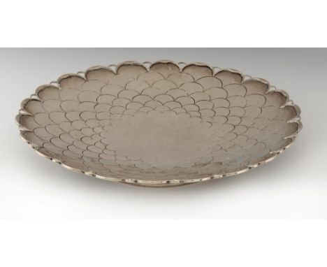 A MAPPIN & WEBB MODERNIST SILVER DISH on foot, 23cm diam, mark of Mappin & Webb Ltd, Sheffield 1946, 14ozs ++In good conditio