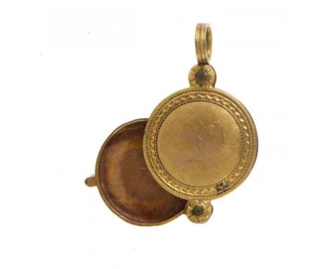A ROUND GOLD SIDE OPENING LOCKET, C1800  2.8cm, unmarked, 4.8g ++Light wear consistent with age