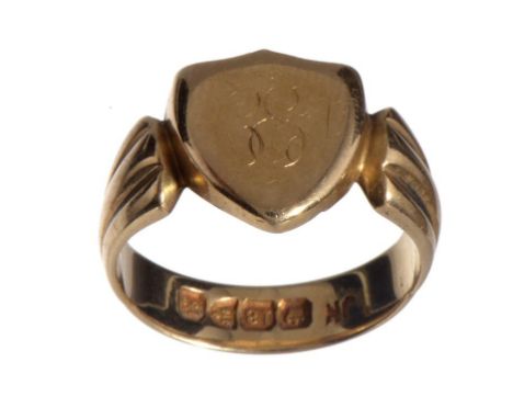 AN 18CT GOLD SIGNET RING  maker JH (incuse), Chester 1901, 9.2g, size Q ++Light even wear consistent with the age