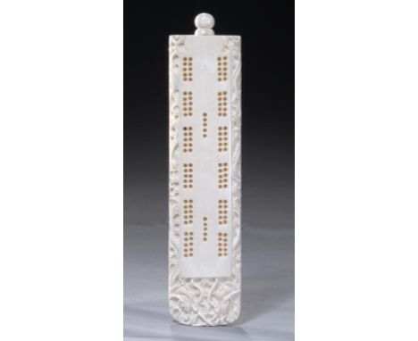 A CHINESE EXPORT IVORY CRIBBAGE BOARD, 19TH C  19cm l ++In good condition