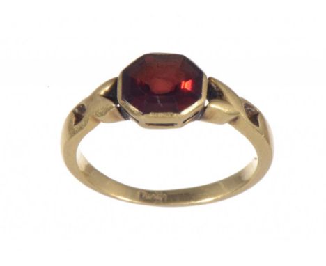 A RED PASTE RING IN MEDIEVAL STYLE, LATE 19TH C  in gold marked 18ct, 4g, size M ++Light wear and slight scratches to facets 