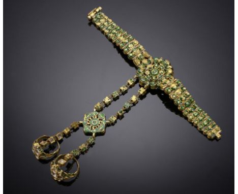 AN INDIAN JARGOON SET GOLD AND GREEN ENAMEL DORSAL HAND ORNAMENT, JAIPUR, RAJASTHAN, 19TH C the central flower motif of the b