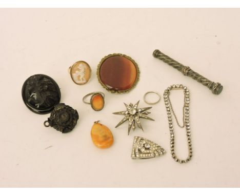 A collection of jewellery, to include a banded agate brooch, an amber pendant, a gold cameo ring, split, a colourless paste s