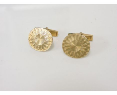 A pair of 9ct gold engine turned decorated cufflinks, swizzle link, 8.39g