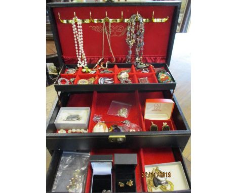 A jewellery box containing mixed vintage costume jewellery, brooches, cufflinks and earrings to include Scottish brooches 