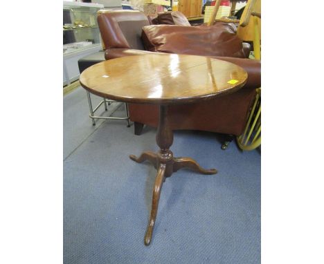 An early 19th century oak tip top pedestal table raised on a tripod base 25"h x 24"dia 