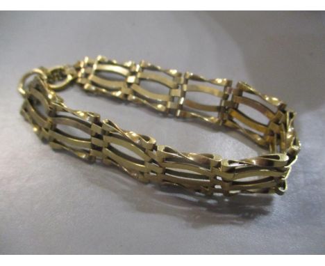A 9ct gold gate link bracelet, 14.8g 