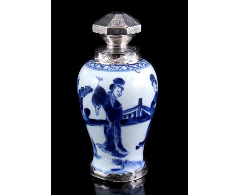 Porcelain tea caddy with blue and white decoration of long lines near a rock, with silver cap, China Kangxi period, 16 cm hig