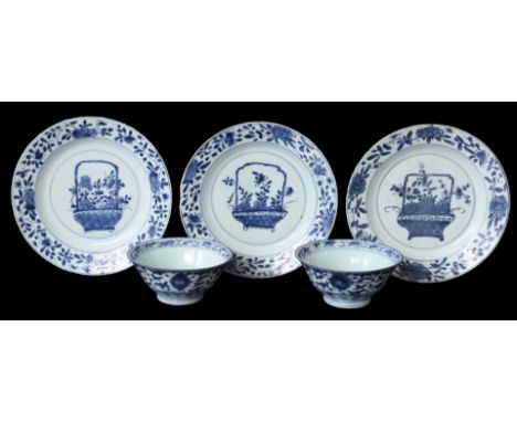 3 porcelain dishes with blue and white floral decor, China Kangxi period, 22 cm in diameter (various damage) and 2 porcelain 