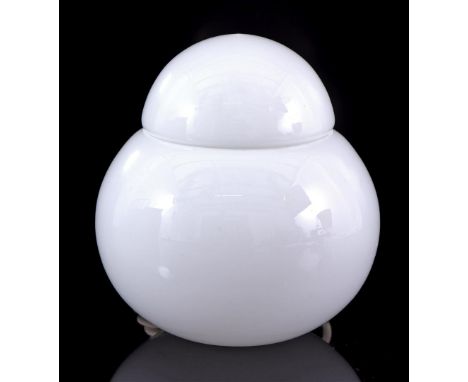 Sergio Asti (1926-2021)White glass 2-piece table lamp, design Sergio Asti for Candle, model 'Daruma', Italy ca. 1970, 20 cm h