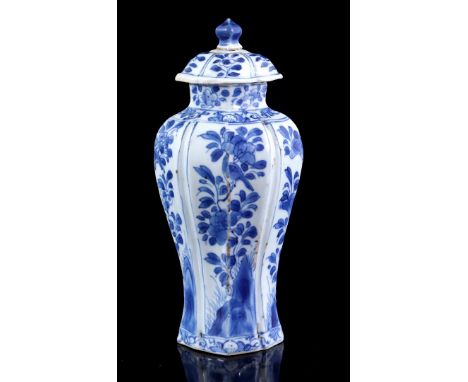 Porcelain lidded vase with blue/white floral decor in compartments, China Kangxi period, 19 cm high (button glued, chips from