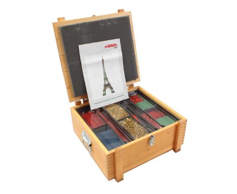 Märklin metal model kit with 'Eiffel Tower' in wooden box, no. 1089, built up 180 cm high and gross 20.55 kg
