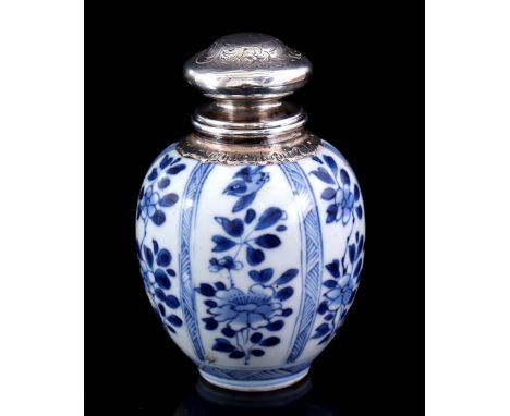 Porcelain tea caddy with compartments in which floral decor and birds, with silver cap, China Kangxi period, 9.5 cm high