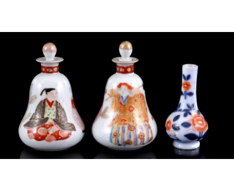 2 porcelain fragrance flasks with polychrome depiction of figures, Japan 19th century, 7.5 cm high, 5 cm diameter (chip of ne