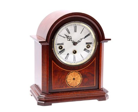 Hermle table clock in walnut case with marquetry decoration, 26 cm high