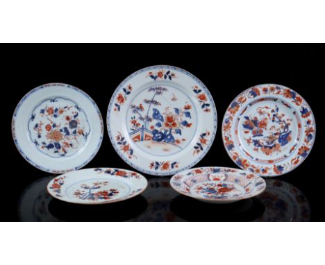 5 porcelain Imari dishes with floral decor, China Kangxi period, largest 28 cm (chips and hairlines)