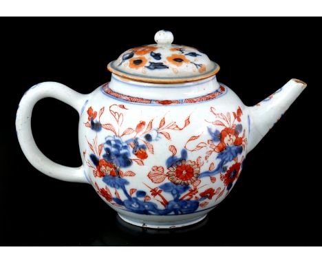 Porcelain teapot with Imari floral decor, China Kangxi period, 11 cm high (spout restored, lid not included)