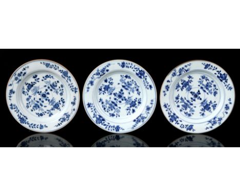 3 porcelain dishes with blue and white floral decor, China Kangxi/Yongzheng period, 22.5 cm in diameter (1 dish with 3 large 