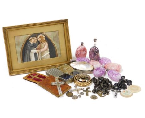 A group of collectables, to include marbled glass scent bottles, some with stoppers, each 5.5cm high, a plated Vesta case, ro