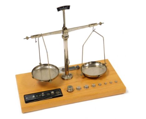 A set of Haigis gold scales, D-7470 Albstadt 3, with weights, on an oak base, 31cm wide.