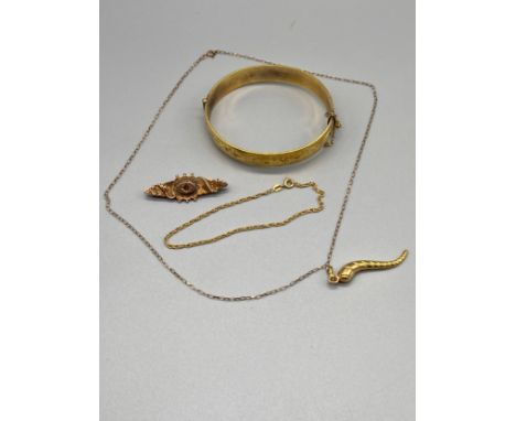 A 9ct gold horn pendant with a 9ct gold necklace, A 9ct gold bracelet, a 9ct gold brooch and a 9ct gold metal core bangle. [J
