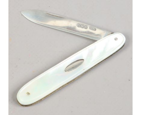 A George V silver folding fruit knife with mother of pearl scales by John Yeomans Cowlishaw. Assayed Sheffield 1928.