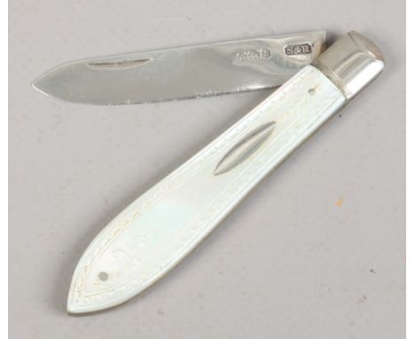 A George V silver folding fruit knife with carved mother of pearl scales by Southern & Richardson. Assayed Sheffield 1925.