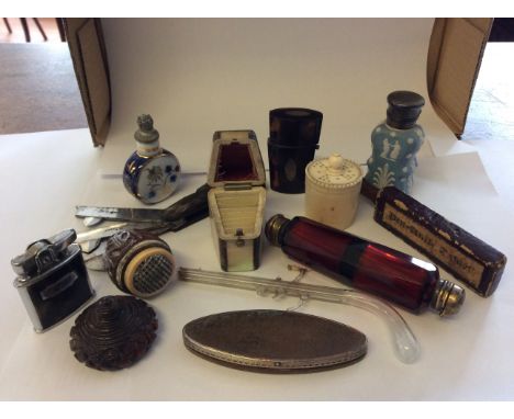 A parcel lot of 19th and 20th century small collectables including a mother of pearl and tortoise shell hinged box, tortoise 