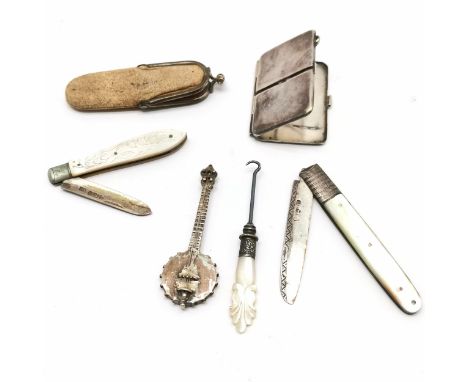 2 x silver fruit knives with mother of pearl handles (1 with sheath), silver model of a banjo (6.6cm), plated button hook &am