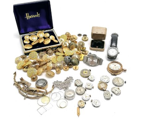 Qty of wristwatch movements t/w manual wind Pedre brooch watch (5cm drop &amp; running), boxed set of Harrods buttons etc - S