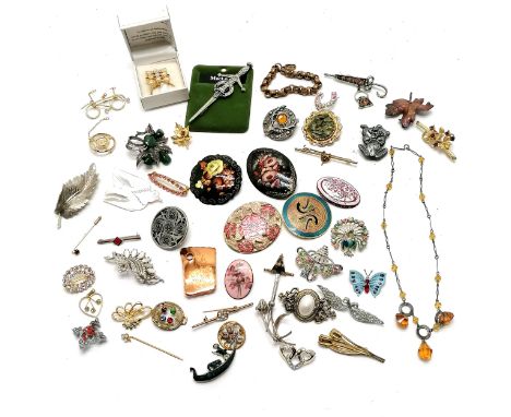 Qty of costume brooches inc Palekh, enamel, Scottish, hand carved mother of pearl etc