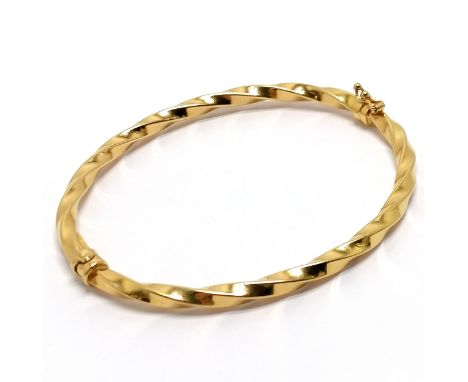 9ct marked gold twist design sprung bangle - 6cm internal diameter &amp; 4g total weight